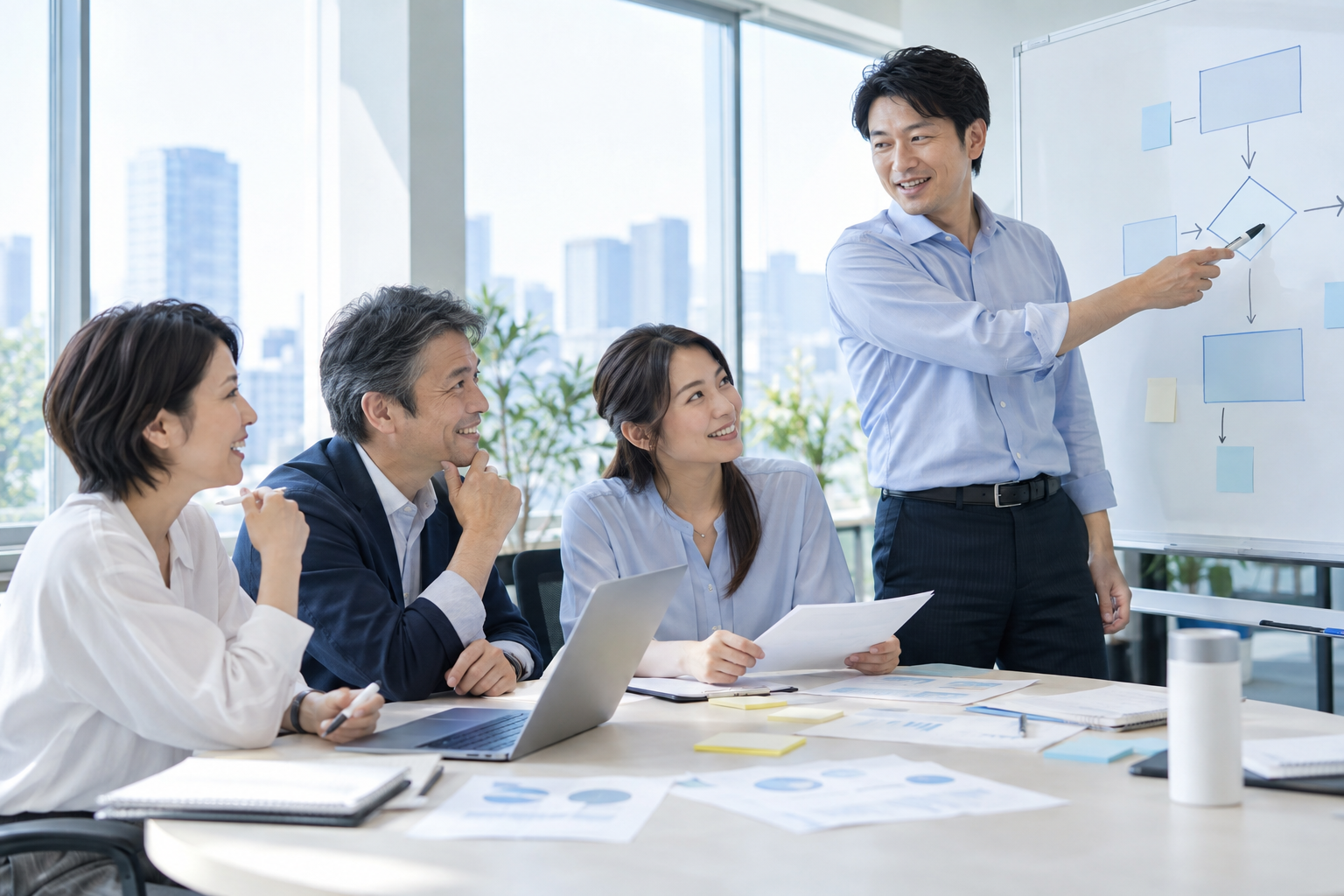 自社の仕事についてチームで検討するイメージ写真